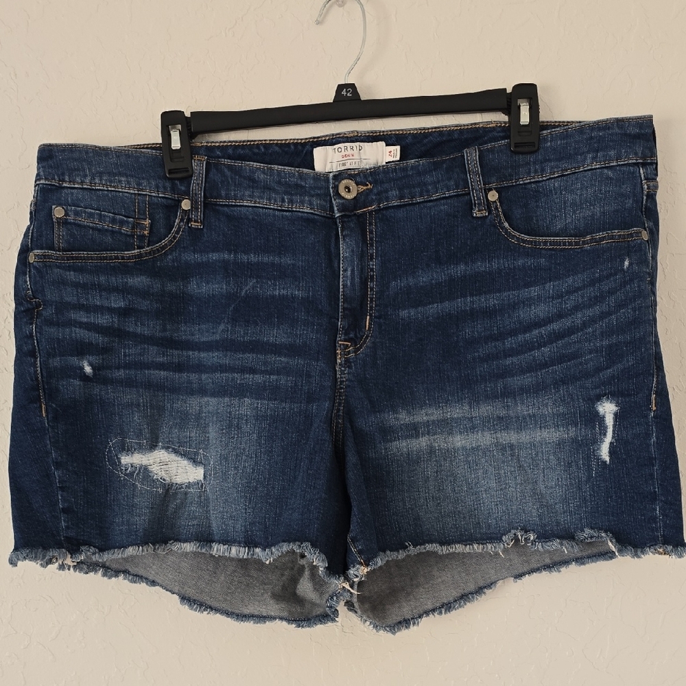 NWOT Torrid Denim shorts size 24